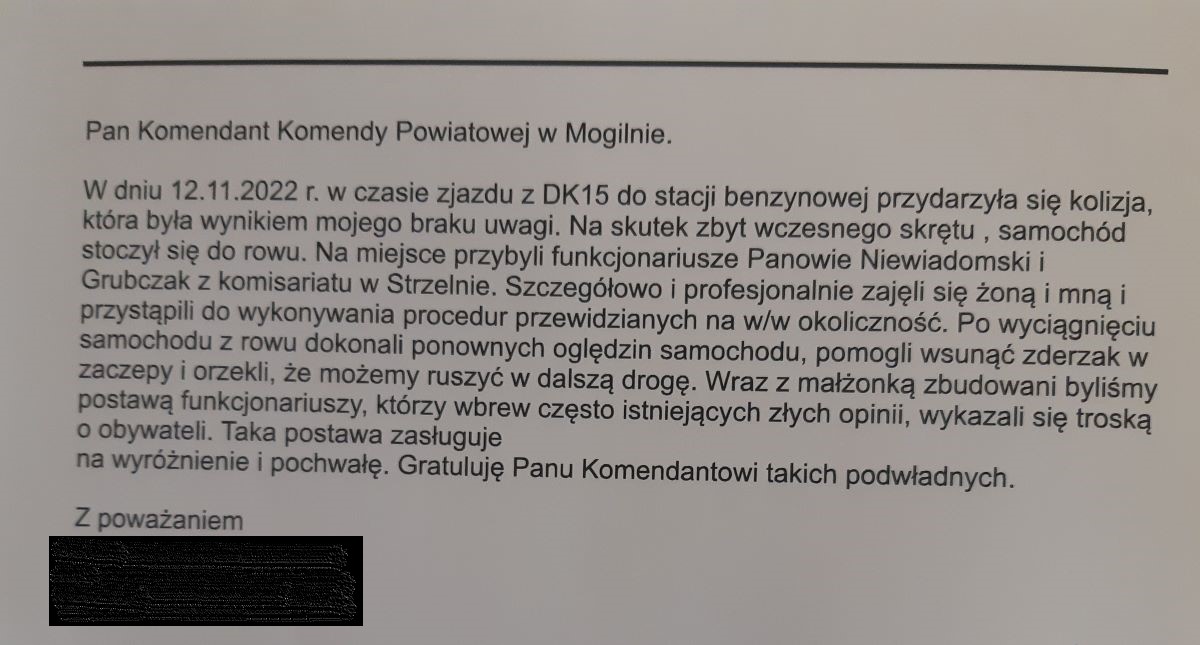 podziękowania dla policjantów od małżeństwa za udzieloną pomoc przy kolizji drogowej