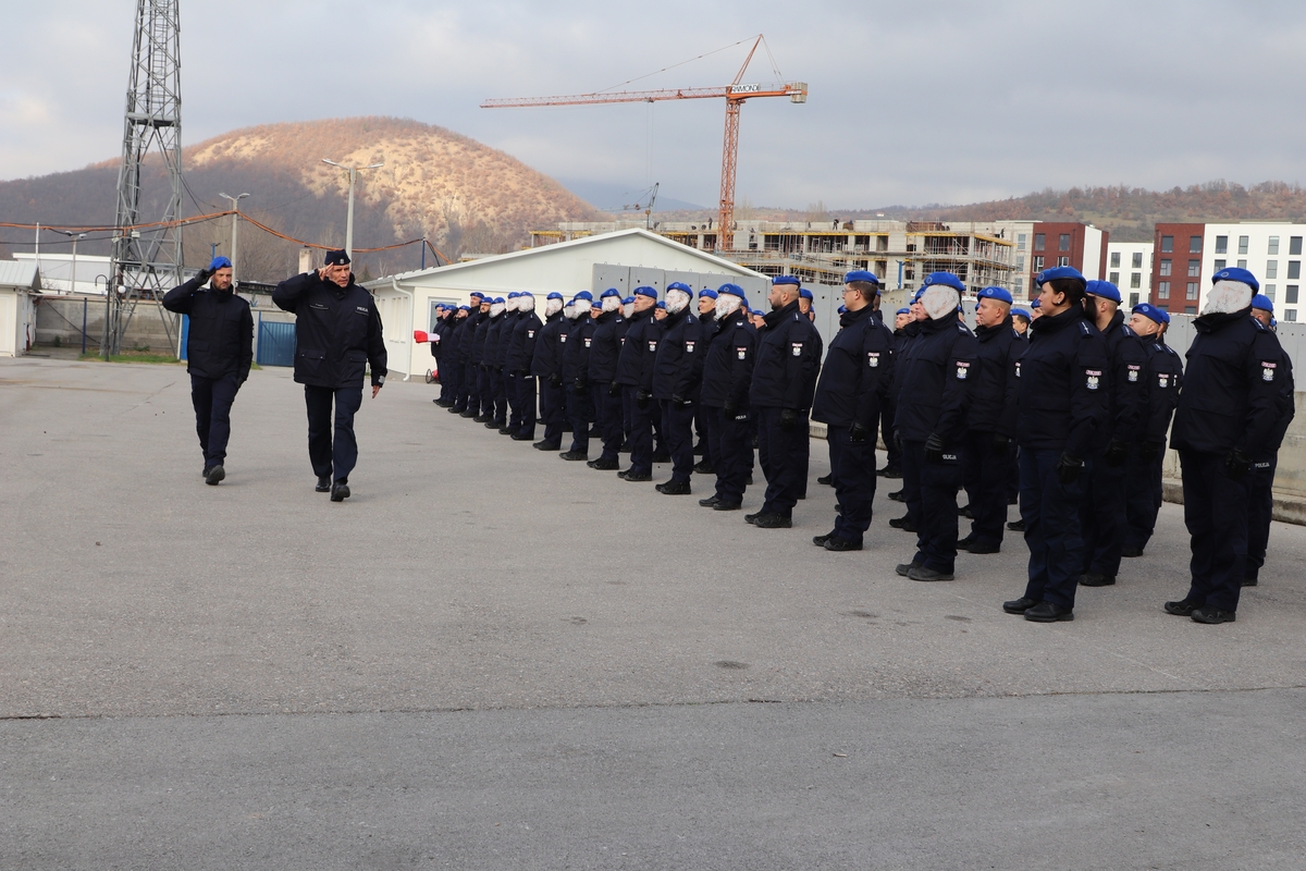 policjanci stoją w szeregach na placu, przed nimi przechodzi Zastępca komendanta Głównego Policji