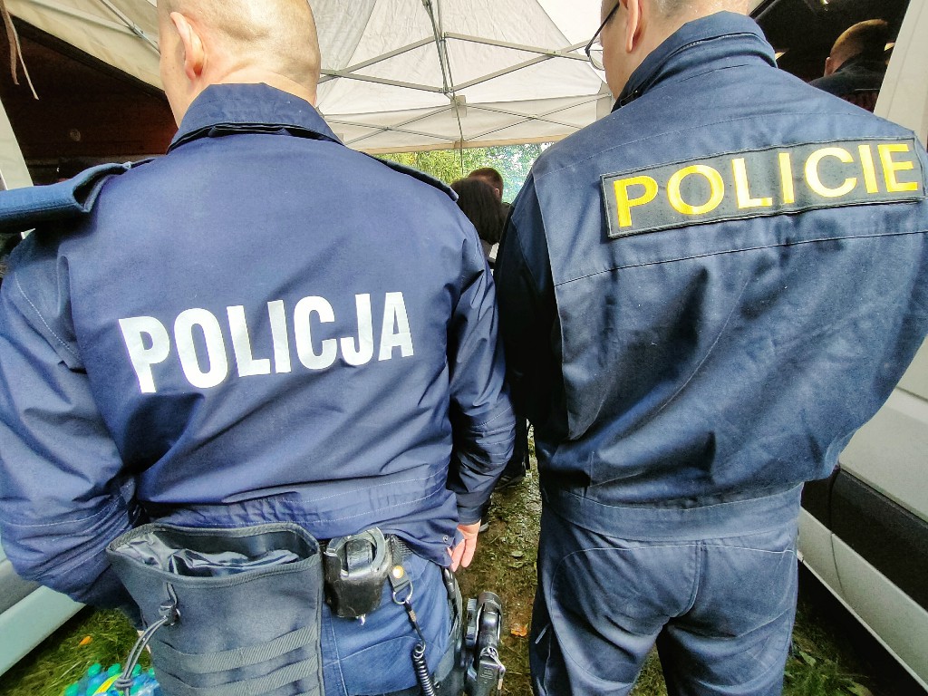 odwróceni tyłem polski i czeski policjant