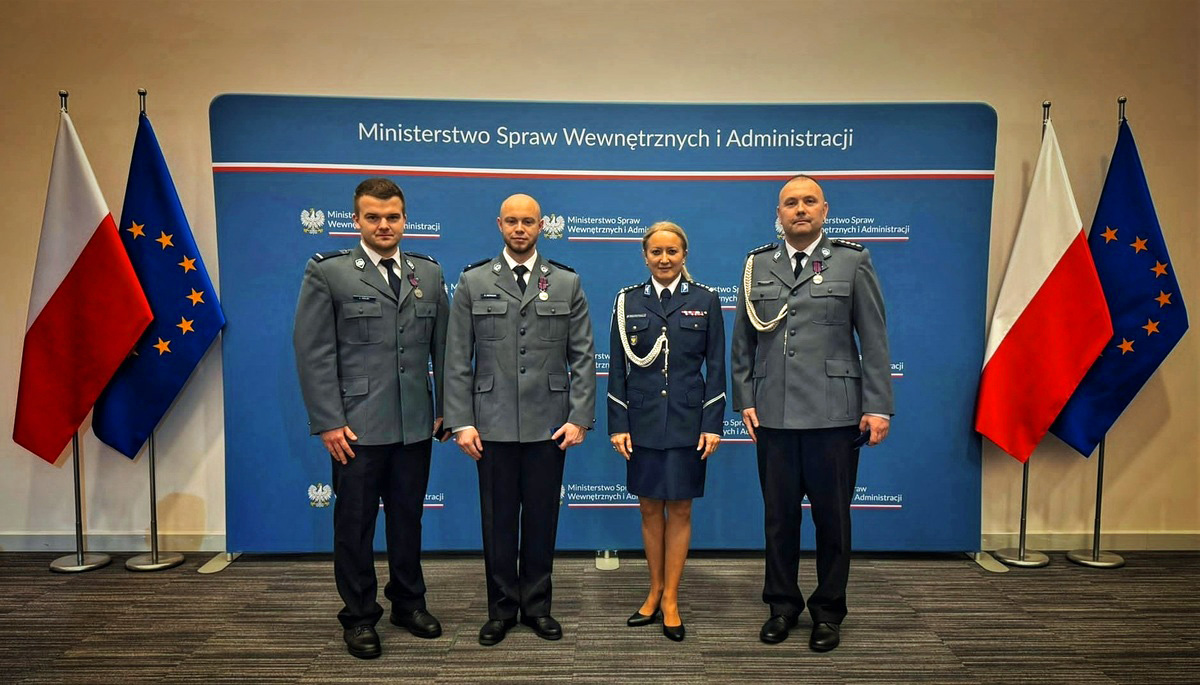 Policjanci z Opolszczyzny odznaczeni medalem im. podkomisarza Policji Andrzeja Struja i Komendant Wojewódzki Policji w Opolu insp. Magdalena Nguyen-Fudala