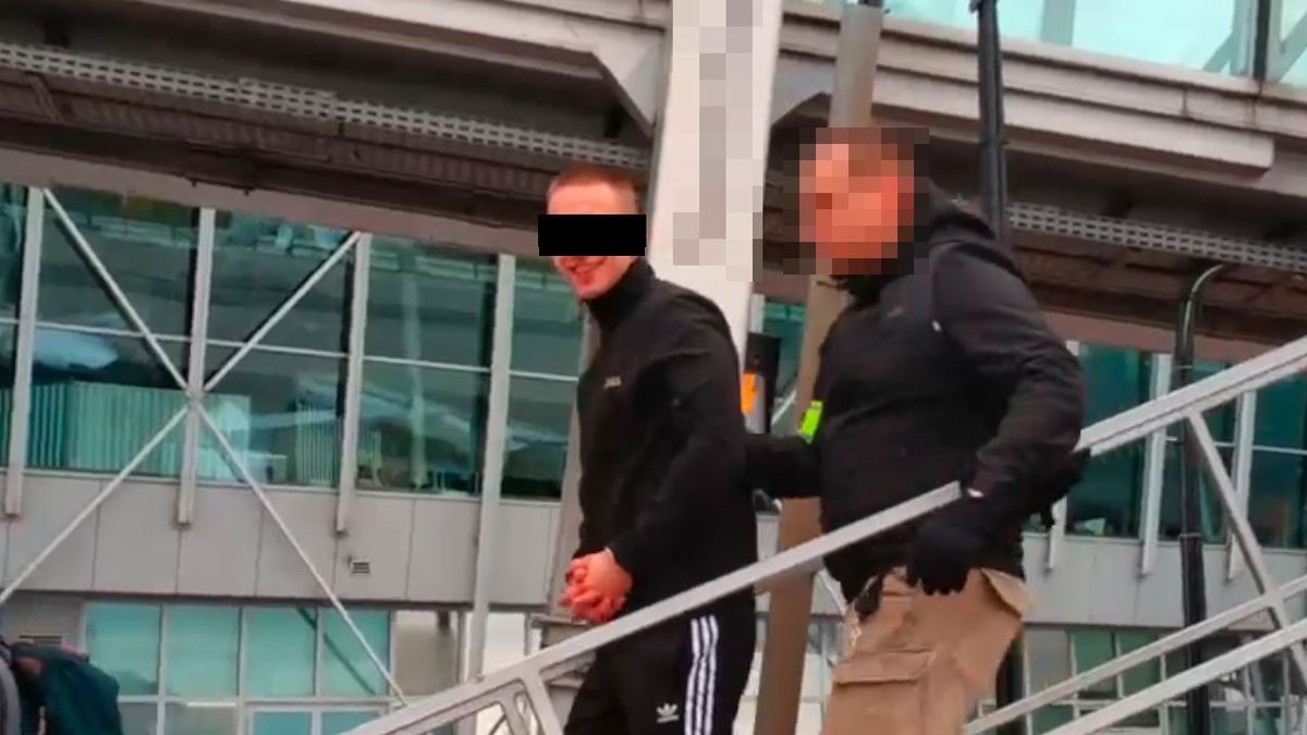 Zatrzymany prowadzony przez nieumundurowanego policjanta.