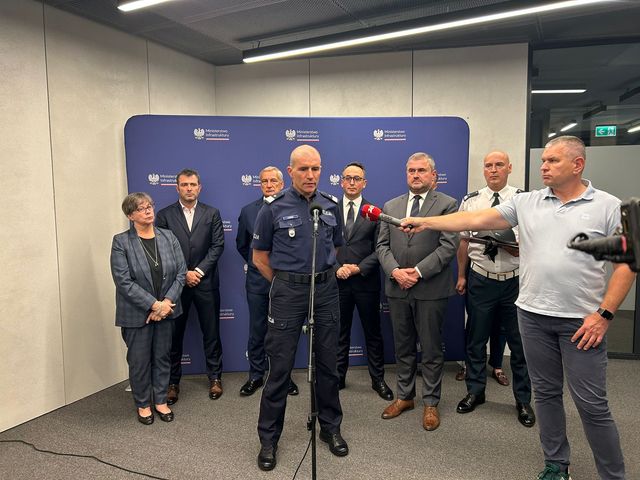 Uczestnicy posiedzenia KRBRD na konferencji prasowej.