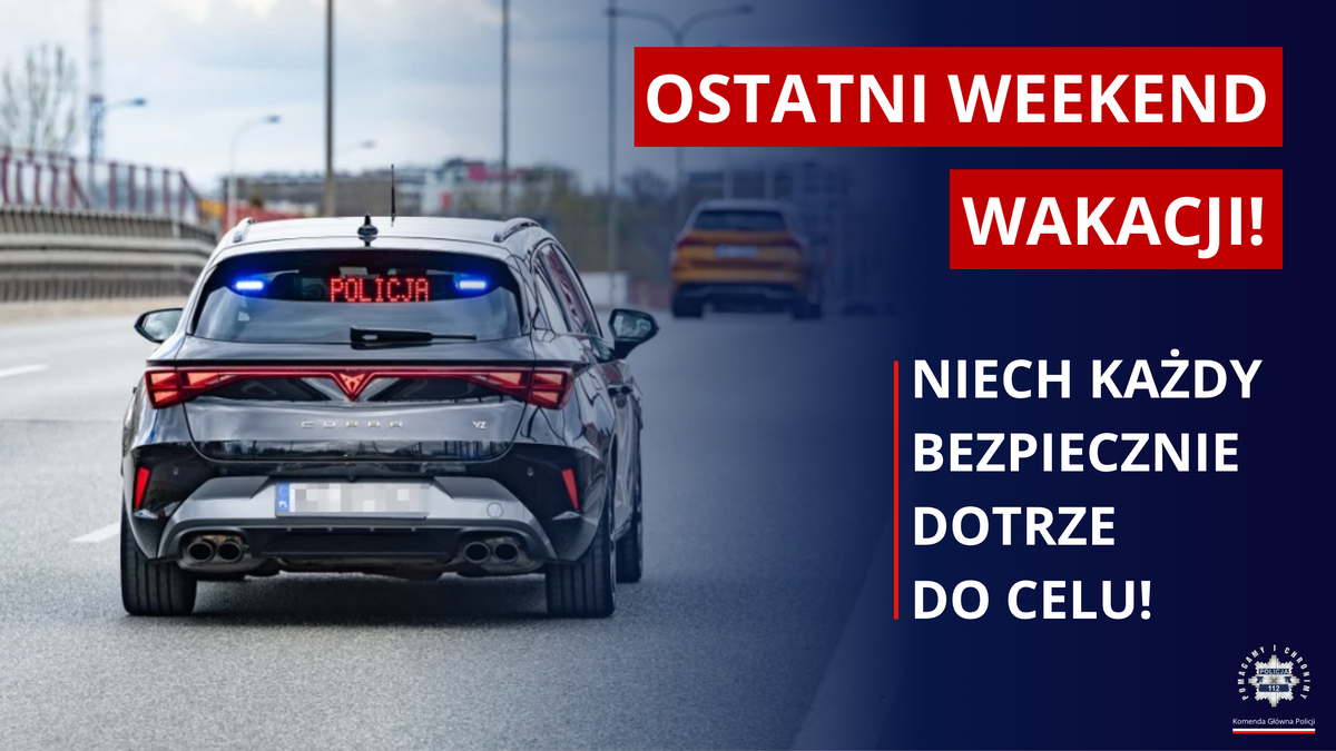 Na grafice nieoznakowany radiowóz policyjny na drodze. Po prawej stronie napis: Ostatni weekend wakacji. Niech każdy bezpiecznie dotrze do celu!