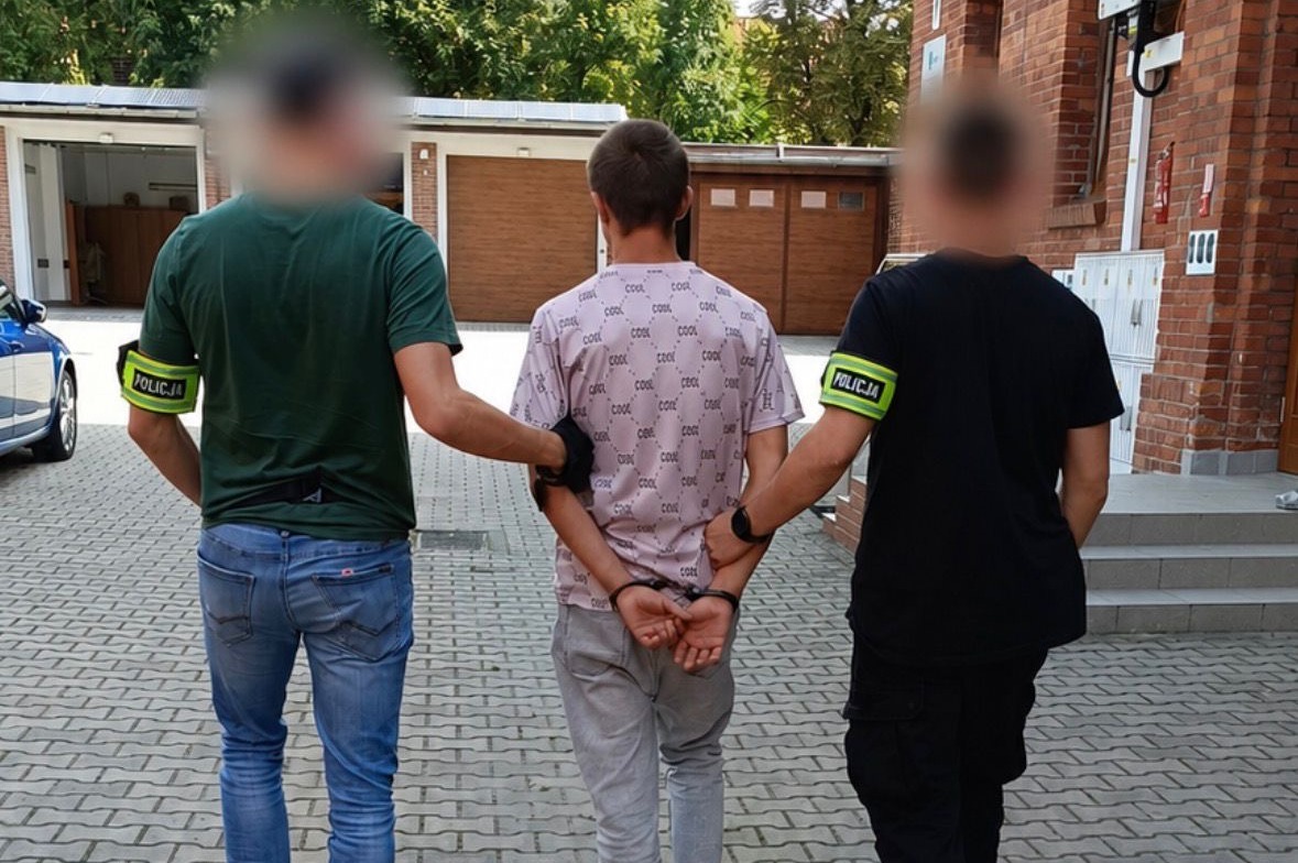 Policjanci w cywilu zatrzymują mężczyznę.