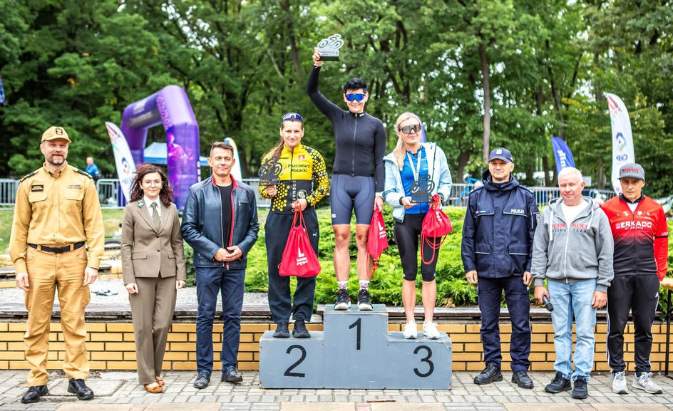 Zwycięzcy maratonu na podium oraz przedstawiciele policji.