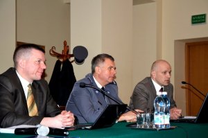 Zdjęcie przedstawia naradę służbową kadry kierowniczej średniego szczebla