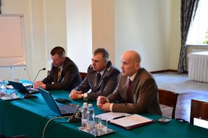 Zdjęcie przedstawia naradę służbową kadry kierowniczej średniego szczebla