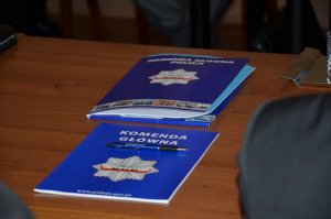 Zdjęcie przedstawia materiały biurowe - teczkę, notatnik, długopis