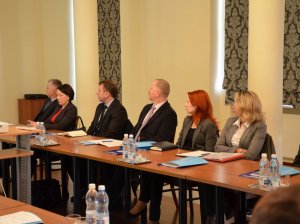 Zdjęcie przedstawia naradę służbową kadry kierowniczej średniego szczebla