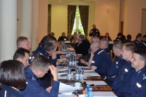 Zdjęcie przedstawia naradę służbową kadry kierowniczej służb logistycznych Policji