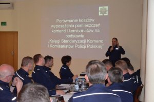 Zdjęcie przedstawia naradę służbową kadry kierowniczej służb logistycznych Policji