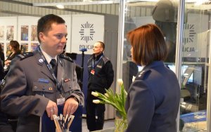 Zdjęcie przedstawia funkcjonariuszy Policji na stoisku Policji