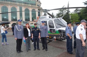 Zastępca Komendanta Głównego Policji i Dyrektor Gabinetu Komendanta Głównego Policji na tle policyjnego śmigłowca w Gruzji