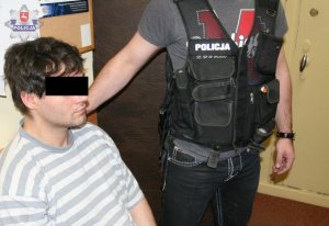 Zatrzymany 33-latek i pilnujący go policjant