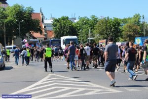 Policjanci zabezpieczają manifestację