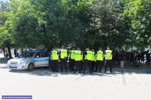 Policjanci zabezpieczają manifestację