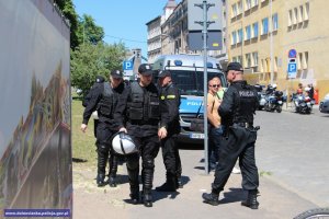 Policjanci zabezpieczają manifestację