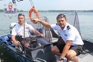 Policjanci z Włodawy czuwają nad bezpieczeństwem osób wypoczywających  na kompleksie wodnym w Okunince
