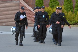 Pokaz musztry pododdziałów zwartych na placu apelowym Szkoły Policji w Słupsku