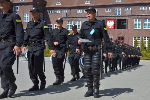 Pokaz musztry pododdziałów zwartych na placu apelowym Szkoły Policji w Słupsku