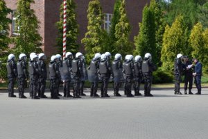 Pokaz musztry pododdziałów zwartych na placu apelowym Szkoły Policji w Słupsku