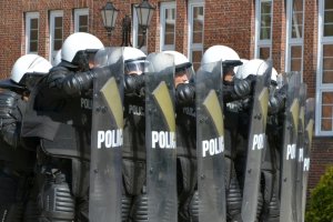 Pokaz musztry pododdziałów zwartych na placu apelowym Szkoły Policji w Słupsku