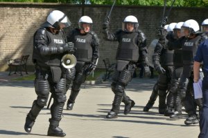 Pokaz musztry pododdziałów zwartych na placu apelowym Szkoły Policji w Słupsku