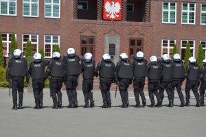 Pokaz musztry pododdziałów zwartych na placu apelowym Szkoły Policji w Słupsku