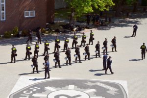 Pokaz musztry pododdziałów zwartych na placu apelowym Szkoły Policji w Słupsku