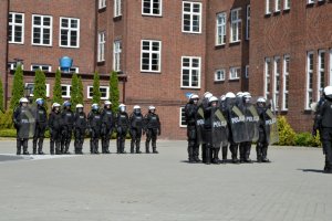 Pokaz musztry pododdziałów zwartych na placu apelowym Szkoły Policji w Słupsku