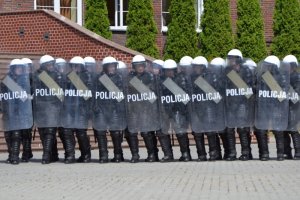 Pokaz musztry pododdziałów zwartych na placu apelowym Szkoły Policji w Słupsku