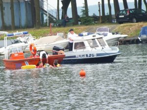 policjanci z patroli wodnych na łodzi