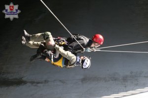 Ratownik wciąga poszkodowanego po linie.