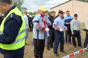 Zespół aktorów odgrywających rannych kibiców