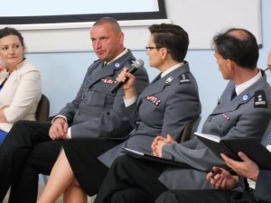 Opolski Komendant Wojewodzki Policji podczas dyskusji