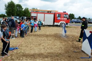 dzieci bawiące się hydronetkami straży pożarnej