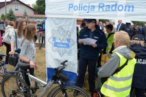 policjanci znakujący rowery