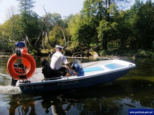 policjant na łodzi