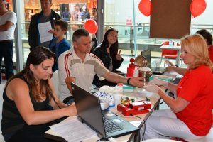 Grupa osób czekająca na oddanie krwi