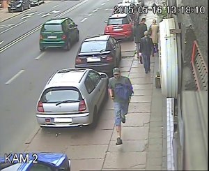Poszukiwany mężczyzna biegnący ulicą
