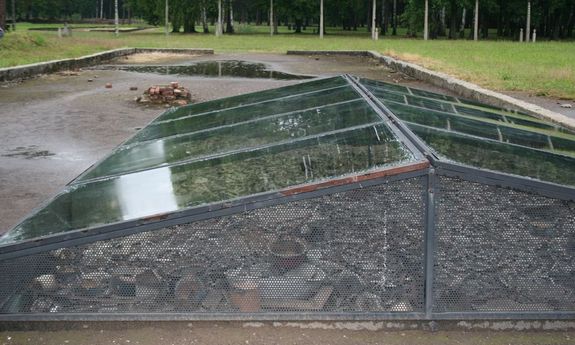 Zdjęcie z Muzeum Auschwitz – Birkenau teren Muzeum Brzezince, miejsce znalezienia fragmentów maszynki , fragmentu łyżeczki oraz dwóch szkieł.