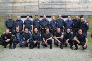Wspólne zdjęcie uczestników kursu instruktorów strzelań policyjnych w chorwackiej Akademii Policji