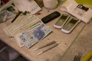 Zabezpieczone pieniądze i telefony