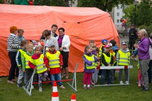 piknik z grami i zabawami  dla dzieci