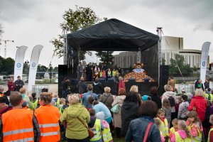 Uczestnicy akcji na scenie, piknik dla dzieci