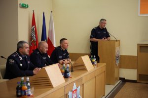 odprawa przed ćwiczeniami, przemawia Wielkopolski Komendant Wojewódzki Policji w Poznaniu insp. Rafał Batkowski