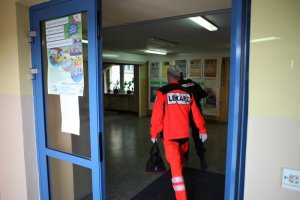 lekarz i policjant wchodzą do szkoły