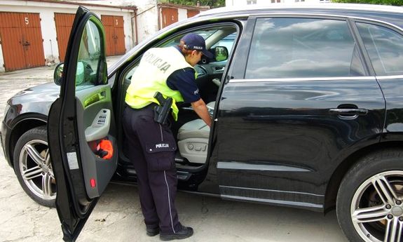 Policjantka przeszukuje odzyskane audi