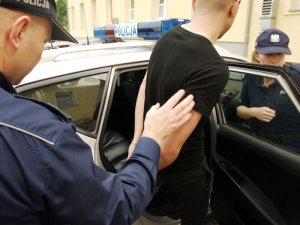 Jeden z zatrzymanych prowadzony przez policjantów