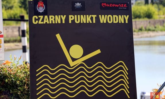 Tablica czarne punkty nad wodą